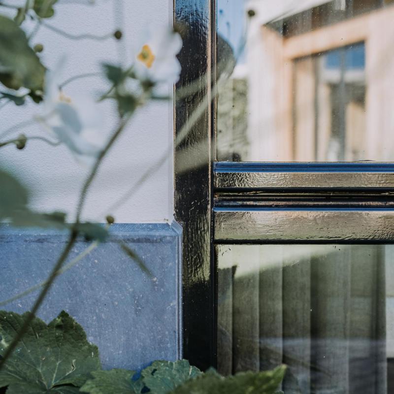 Moderne woning met houten kozijnen