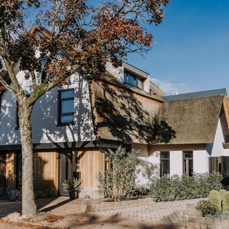 Moderne woning met houten kozijnen