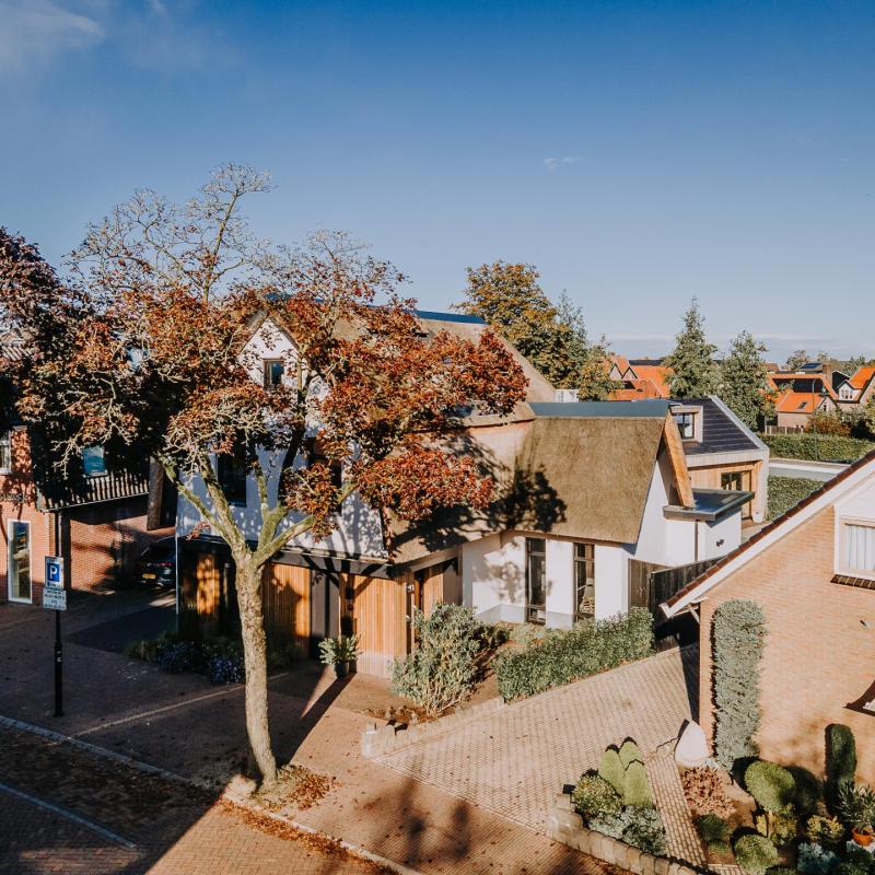 Moderne woning met houten kozijnen