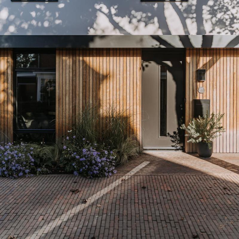 Moderne woning met houten kozijnen