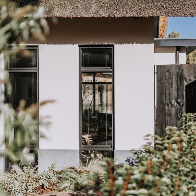 Moderne woning met houten kozijnen