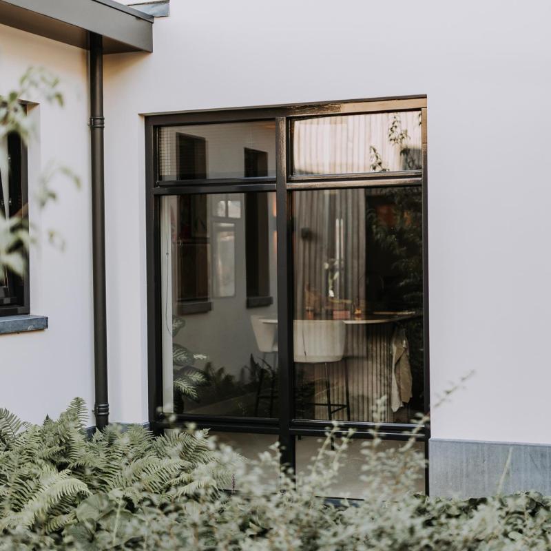 Moderne woning met houten kozijnen